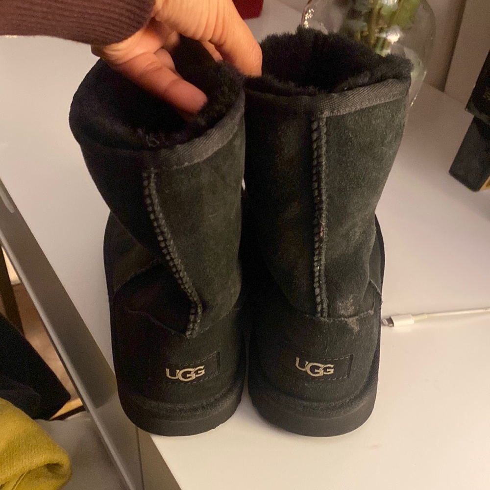 Women short black Ugg size 5 in kids in women size 7